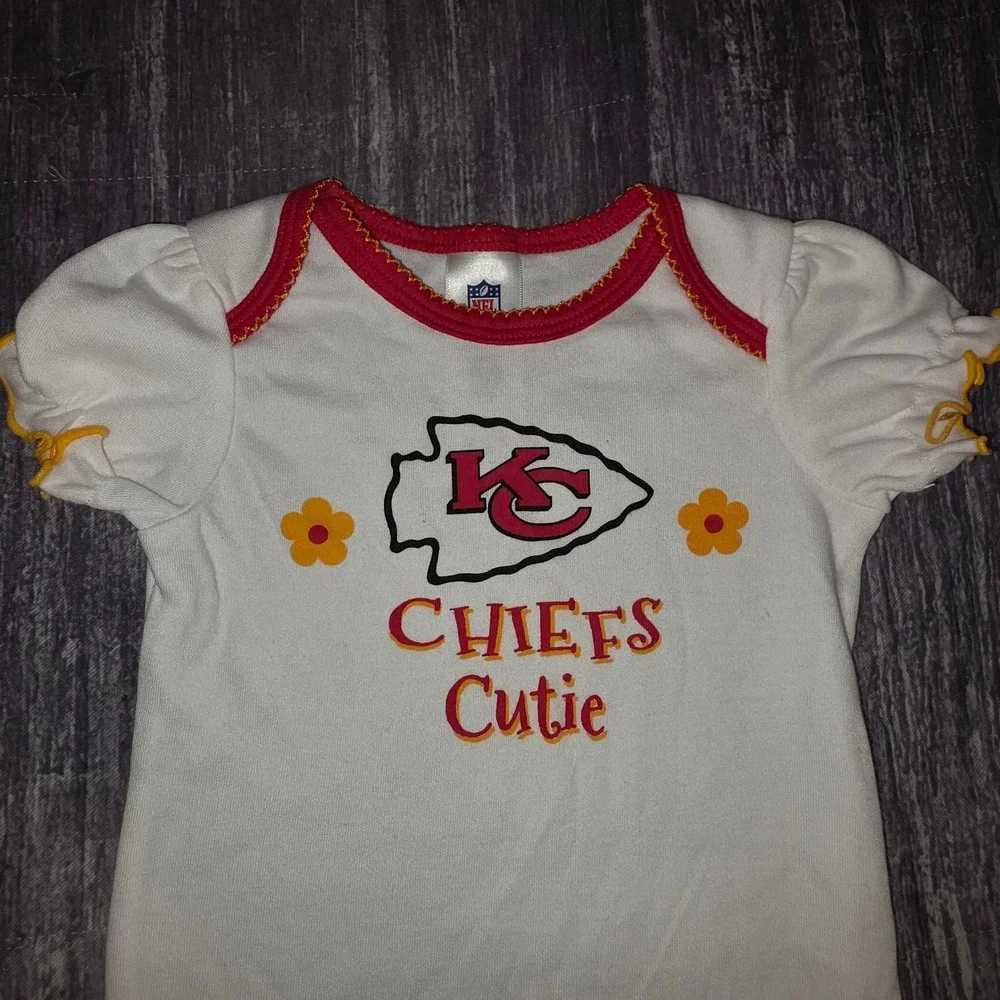 Gerber NFL Team Apparel Kansas City Chiefs Cutie Baby‎ Bodysuit 3-6M White Red